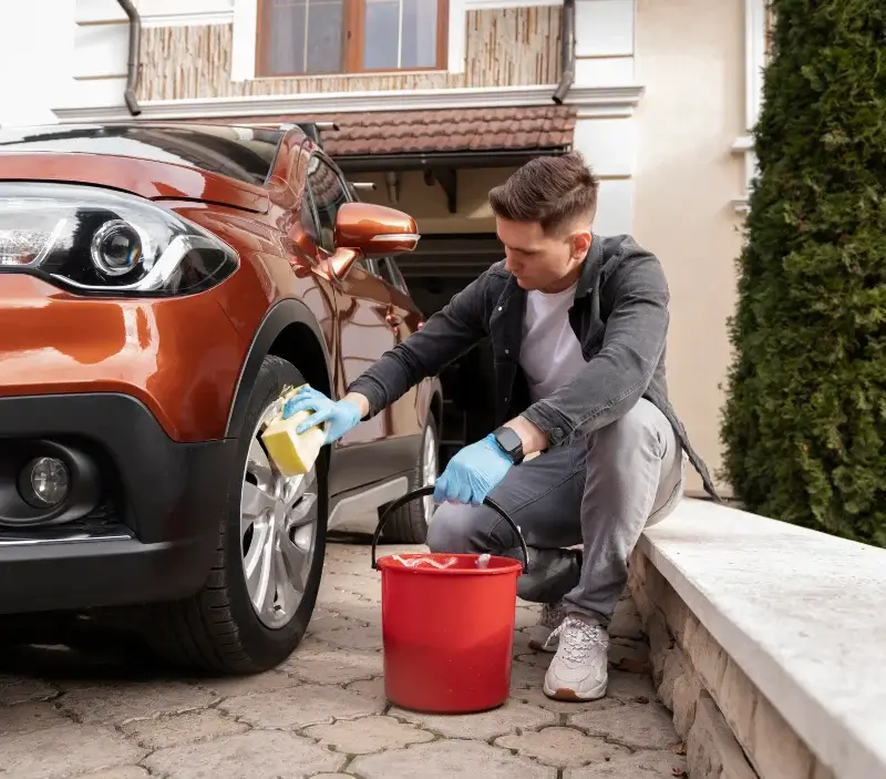 Lavage auto à domicile Ille Et Vilaine : professionnel intervenant sur un véhicule